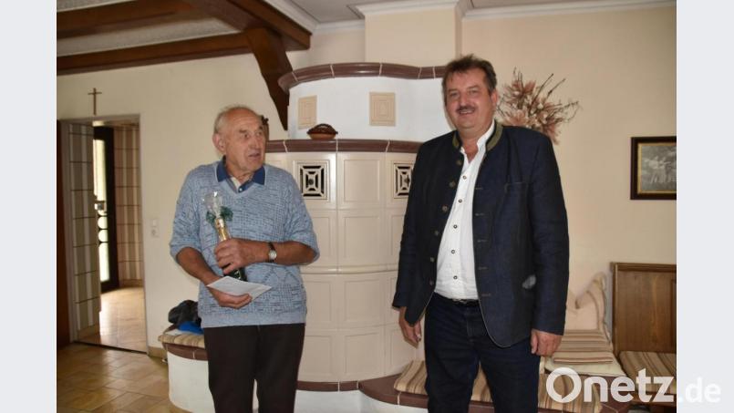 Karl Winter (links) freute sich über die Glückwünsche der Stadt Schönsee, die Bürgermeister Reinhard Kreuzer überbrachte. Bild: Stadt Schönsee/exb