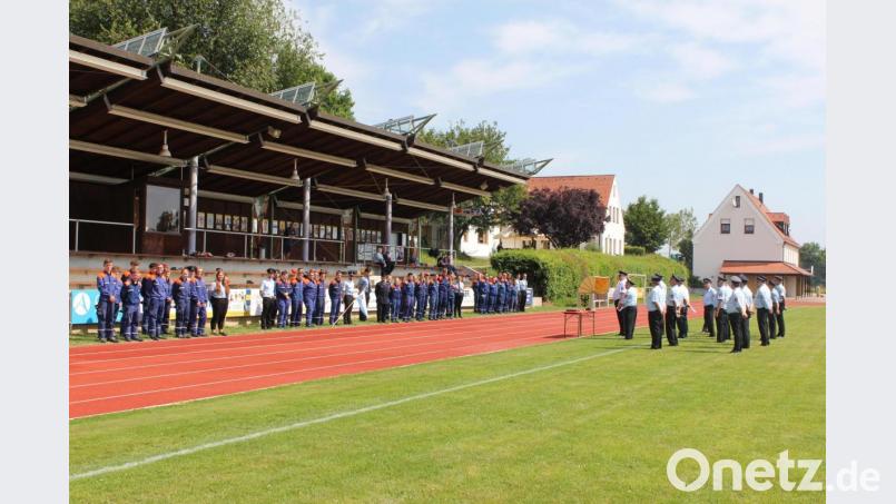 Die Teilnehmer an der Prüfung zur Jugendleistungsspange (links) sowie zahlreiche Schiedsrichter und Vertreter der Kreisfeuerwehrführung (rechts) freuten sich, in diesem Jahr wieder die Deutsche Jugendleistungsspange verleihen zu dürfen. Bild: fks
