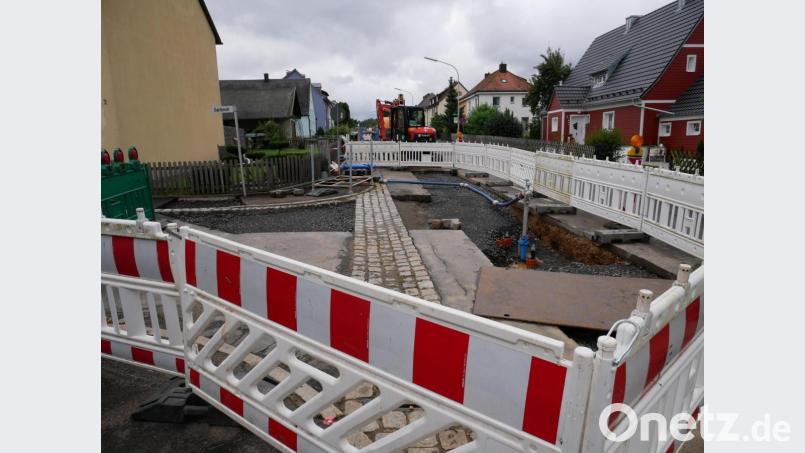 Derzeit werden zwischen der Gartenstraße und der Flurstraße stadtauswärts auf der linken Fahrbahnseite die Hausanschlüsse erstellt. Der Verkehr wird deshalb stadteinwärts in einer Einbahnregelung an der Baustelle vorbeigeleitet. Bild: hmr