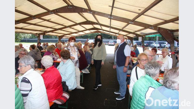 Carmen Altermann, Bürgermeisterin Margit Bayer und Gerhard Weber (Bildmitte, von links) waren sich einig: Die Mühen hatten sich gelohnt, der sommerliche Seniorennachmittag sei ein großer Erfolg geworden. Bild: wro
