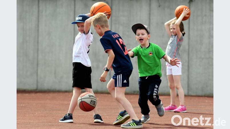 Die Nachwuchsbasketballer haben Spaß beim Training. Bild: Gabi Schönberger