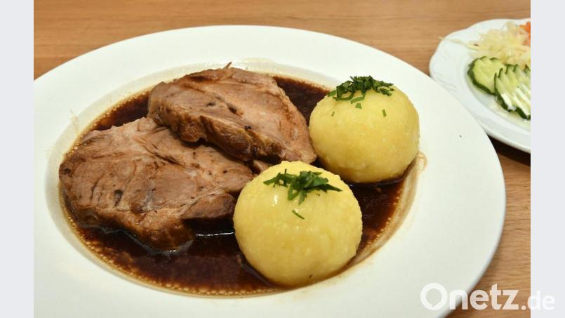 Einfach appetitlich: ein Schweinebraten mit Knödel und leckerer Soße. Symbolbild: Petra Hartl