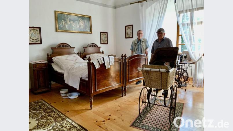 Auf das Schlafzimmer im Stil der Gründerzeit, eine Leihgabe des Vohenstraußers Horst Peugler, ist man besonders stolz. Das Schlafzimmer gehört zu den wichtigsten Stücken des Museums in Schloss Burgtreswitz. Peter Garreiss (links) ist Schlossführer und Vorsitzender des Fördervereins Schloss Burgtreswitz. Adolf Graf (rechts) gehört zusammen mit Erhard Burger, Alfred Giisibl und Ernst Fischer zu den helfenden „guten Geistern“. Sie richteten die Museumsräume ein. Heute ist dafür 3. Vorsitzender Wolfgang Mayer zuständig. Bild: Eichl