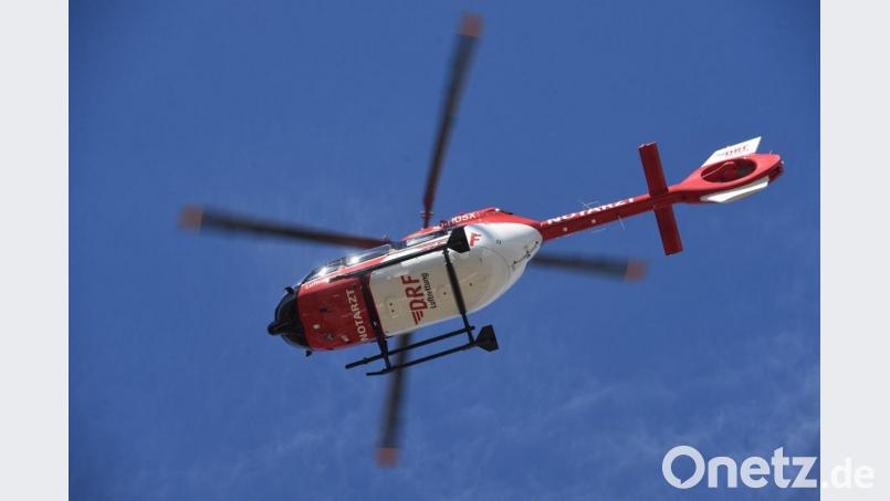 Ein Rettungshubschrauber musste im Landkreis Regensburg zwei Wanderer retten. Symbolbild: Stefan Sauer/dpa