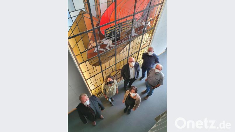 Zur Vorstellung des revitalisierten Glasbildes im Museum Mitterteich trafen sich (von links) Zweiter Bürgermeister Johann Brandl, Nicole Schuller und Marion Papsch vom Museumsteam, Schott-Standortleiter Stefan Rosner, Schott-Betriebsrat Gerhard Greim und der frühere Schott-Mitarbeiter Rainer Gottas. Bild: exb