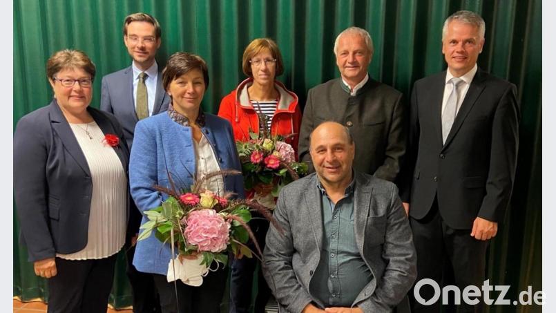 Ein großes Dankeschön ging an Rudi Hauke (hinten, Zweiter von rechts und Peter Schwanitz (vorne, Zweiter von rechts) und ihre Frauen für die Arbeit im Gemeinderat. „Es war uns eine große Ehre“, sagten beide Geehrten zu ihrem Engagement. Bild: exb