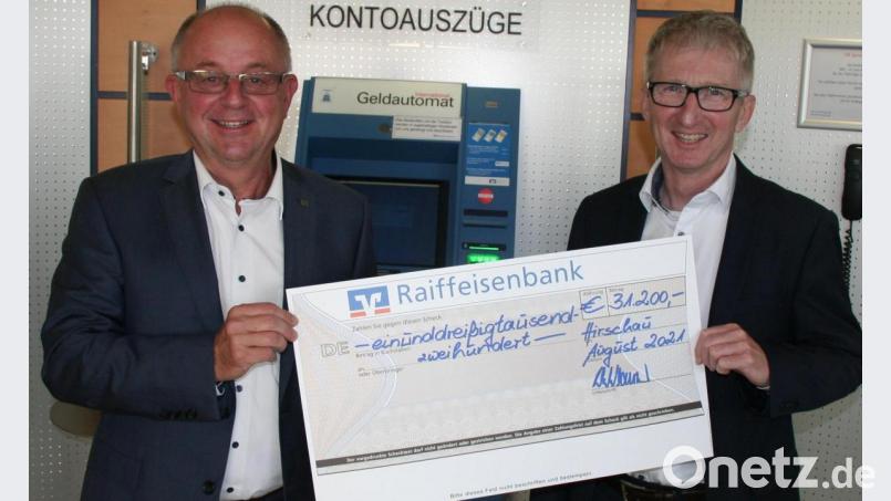 Der scheidende Vorstand Norbert Waldhauser (links) und sein Nachfolger Klaus Wild mit dem symbolischen Spendenscheck der Raiffeisenbank Hirschau über einen Betrag von 31 200 Euro. Bild: wfw