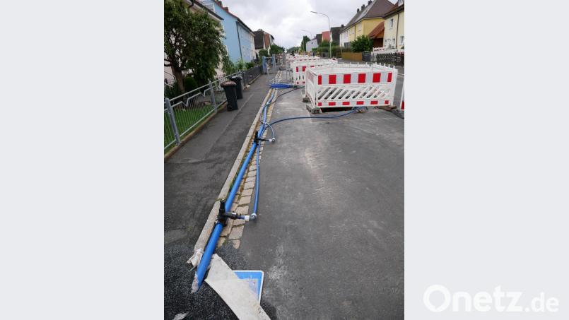 Wegen der vielen Hausanschlüsse geht der Baufortschritt langsam voran. Durch provisorische Leitungen ist die Wasserversorgung der einzelnen Anwesen in der Bauphase bis auf kurze Unterbrechungen sichergestellt. Bild: hmr