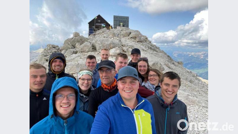 Die Teilnehmer der Hüttentour der Pfadfinder. Im Hintergrund die Fassa-Hütte, in der übernachtet wurde. Bild: Alois Schmidkonz/exb