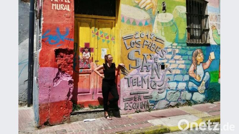 Hier, im Viertel Telmos in Buenos Aires, ist Johanna Hausknecht trotz strenger Ausgangssperre wegen der Corona-Pandemie heimisch geworden. An einer deutschen Schule unterrichtet die Lehrerin aus Pfreimd seit Februar 2020 ihre Muttersprache - und vorübergehend auch mal digital von Deutschland aus. Bild: Oliver Jäger/exb