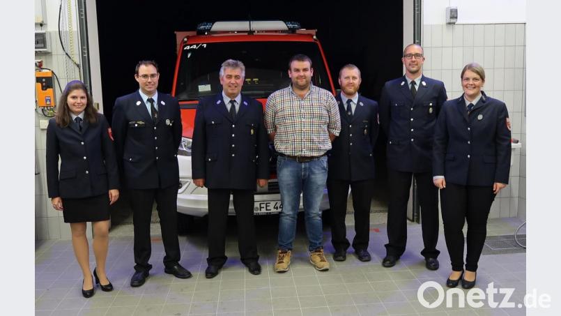 Der Vater übergibt dem Sohn das Amt des zweiten Vorsitzenden (von links): Kassierin Karin Dotzler, Kommandant Wolfgang Rösch, scheidender zweiter Vorsitzender Richard Weiß, neuer zweiter Vorsitzender Andreas Weiß, zweiter Kommandant Andreas Zwack, Vorsitzender Manuel Lindner und Schriftführerin Kerstin Mägerl. Bild: rab