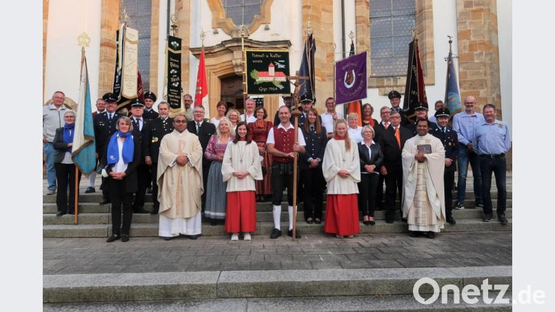 Am 1. September, dem Fest des heiligen Ägidius, ehren elf Vereinsabordnungen den Vilsecker Kirchenpatron. Gemeinsam mit ihnen stellen sich Stadtpfarrer Pater Robin Xavier (vorn rechts) und Pfarrvikar Pater Jimmy Joseph (links) nach dem Festgottesdienst vor der Kirche auf. Bild: rha