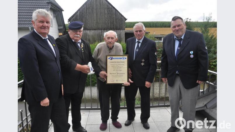 Herbert Neumann (Dritter von links), der kürzlich seinen 100. Geburtstag feierte, freute sich über die besondere Auszeichnung des Soldatenvereins Vohenstrauß. Seit mehr als 66 Jahren ist er Mitglied und der letzte Kriegsteilnehmer aus dem Verein. Jetzt erhielt er dafür eine Ehrenurkunde. Vorsitzender Günther Schober, Kreisvorsitzender Richard Berger, Richard Meier und Heiner Jungkunst (von links nach rechts) wünschen noch viel Gesundheit und Wohlergehen. Bild: dob