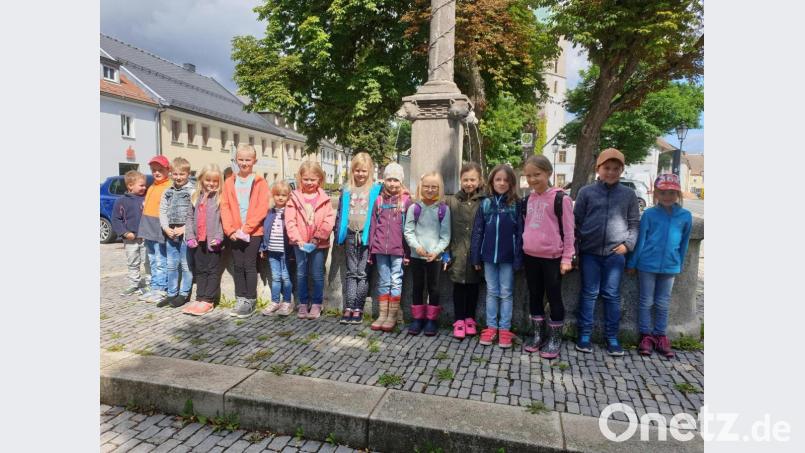 Viele spannende Geschichten zur Stadthistorie erfuhren die Kinder auf ihrer Runde durch Bärnau. Bild: Ingrid Leser/exb
