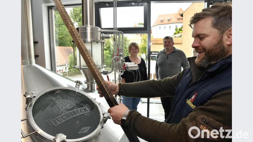 Elke und Armin Ertel als Besitzer der Brauerei Fuchsbeck brauchen ihrem Braumeister Sebastian Heuschneider auch im neuen Sudhaus nicht auf die Finger schauen – der gebürtige Bad Tölzer versteht sein Handwerk. Bild: Petra Hartl