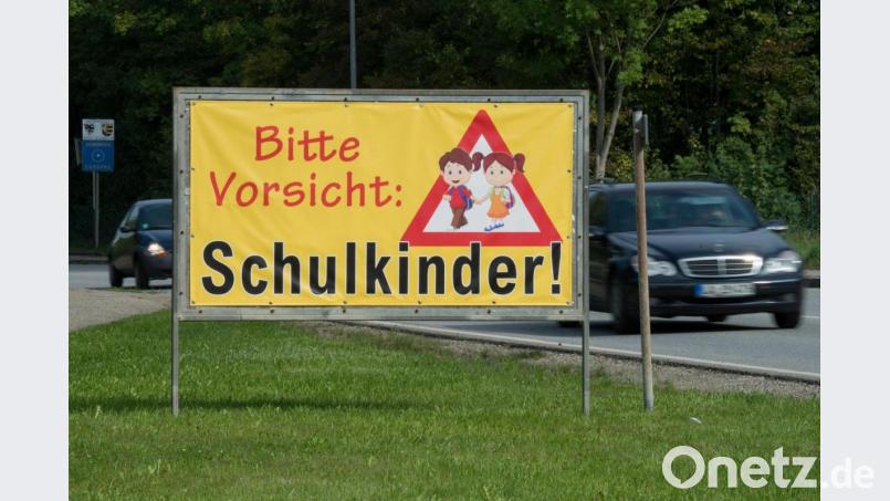 Ein Transparent mit der Aufschrift „Bitte Vorsicht: Schulkinder!“ steht am Ortsrand von Neufahrn, um den Autofahren zu vermitteln, die Geschwindigkeit zu reduzieren. Symbolbild: Armin Weigel