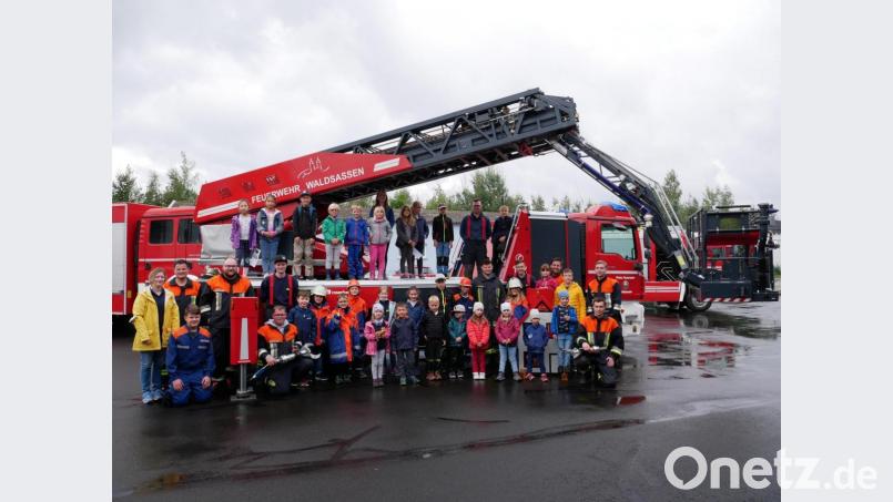 Vor der Drehleiter der Feuerwehr Waldsassen stellten sich die Kinder mit den Verantwortlichen zum Erinnerungsfoto auf. Bild: flm