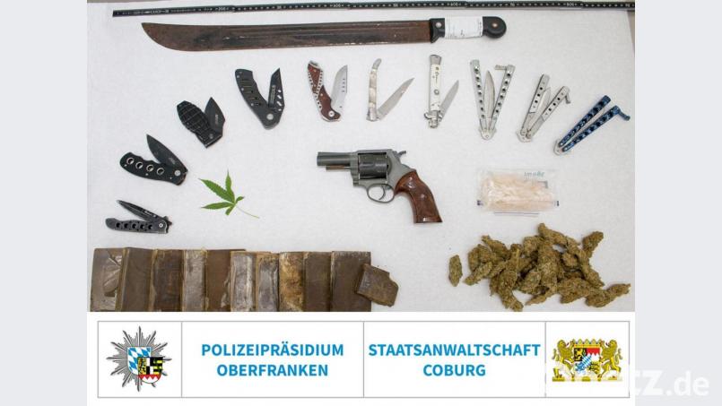 Sichergestellte Gegenstände bei der Wohnungsdurchsuchung des 32-Jährigen. Bild: Polizei