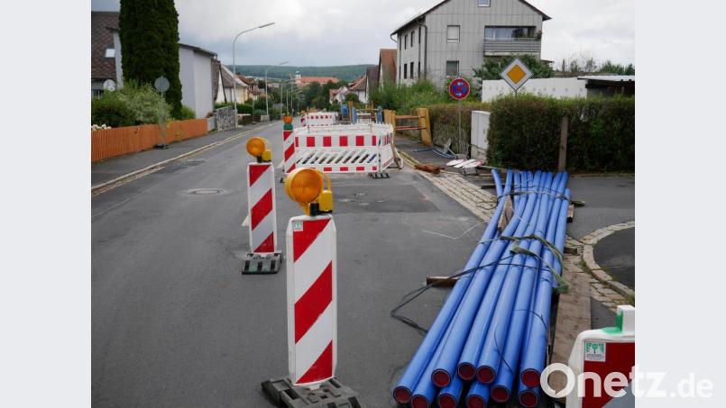 Stadteinwärts wird der Verkehr in der Pfaffenreuther Straße derzeit ab der Flurstraße mit einer Einbahnstraßenregelung an der Wasserleitungsbaustelle vorbeigeleitet. Bild: hmr