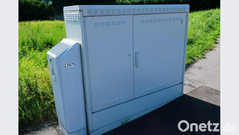 Die Marktgemeinde unternimmt enorme Anstrengungen, um flächendeckend eine angemessene Breitbandversorgung herzustellen. Ein Synonym dafür sind die neuen Verteilerkästen des Netzbetreibers Telekom. Es sind die stillen Lieferanten des Breitband-Internets. Ohne sie würde kein einziges DSL-Megabit in den vier Wänden ankommen. Noch im September 2021 startet der Glasfaserausbau einschließlich der Hausanschlüsse in Kirchenthumbach. Bild: do