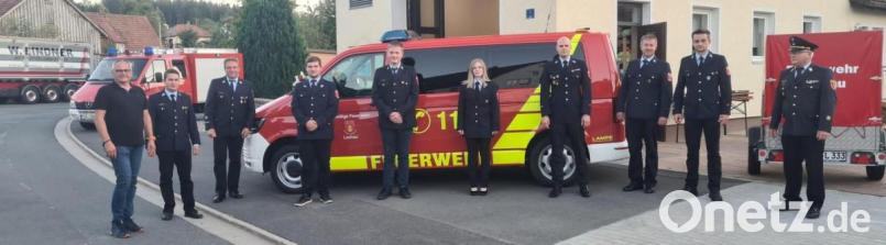 Die Feuerwehr Lochau ist stolz auf ihren neuen Mannschaftstransportwagen und auf die verdienten Mitglieder (von links): Bürgermeister Hubert Kraus, Kommandant Nico Spörl, Zweiter Kommandant Andreas Heining, die Geehrten Manuel Heining, Alexander Schlicht, Michaela Bayerl, Maximilian Hampel, Zweiter Vorsitzender Tobias Würstl, Vorsitzender Andreas Heining und Kreisbrandinspektor Otto Braunreuther. Bild: twg