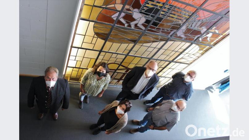 Zur Vorstellung des revitalisierten Glasbildes im Museum Mitterteich trafen sich (von links) Zweiter Bürgermeister Johann Brandl, Nicole Schuller und Marion Papsch vom Museumsteam, Schott-Standortleiter Stefan Rosner, der frühere Schott-Mitarbeiter Rainer Gottas und Schott-Betriebsrat Gerhard Greim. Bild: Schott AG/exb