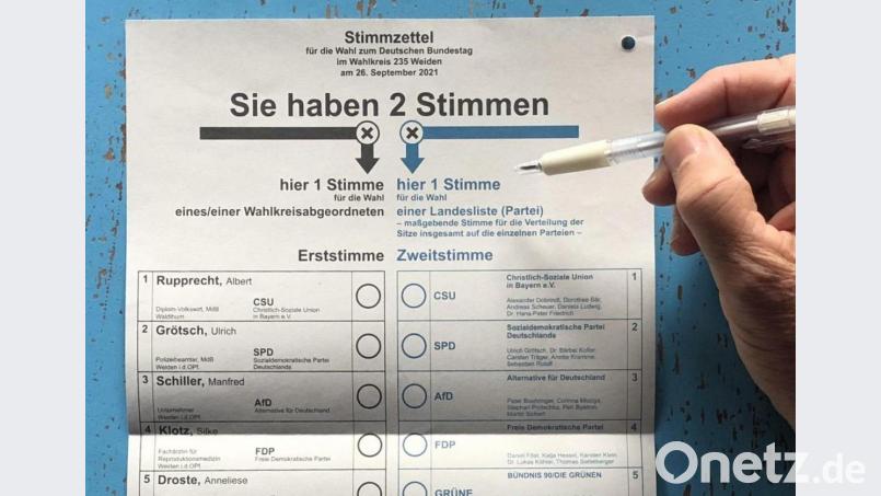 Das Foto zeigt nur einen Ausschnitt des Stimmzettels. Mit der Erststimme (links) können sich die Bürgerinnen und Bürger für einen Wahlkreisabgeordneten entscheiden. 2 Frauen und 10 Männer sind hier aufgelistet. Bei der Zweitstimme (rechts) gibt es 26 verschiedene Möglichkeiten. Bild: Eger