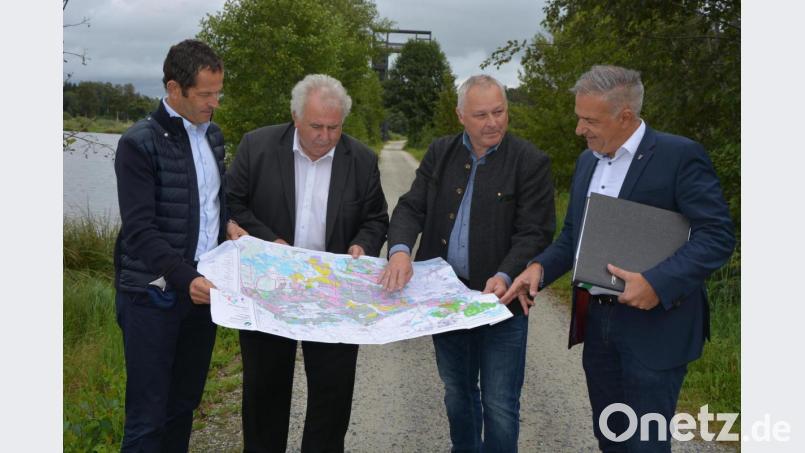 Gut 3000 Hektar groß ist das Naturschutzgroßprojekt Waldnaabaue. Jetzt überzeugten sich sich (von links) MdB Albert Rupprecht, Tirschenreuths Zweiter Bürgermeister Peter Gold, Forstbetriebsleiter Norbert Zintl und Landrat Roland Grillmeier bei einem Besuch von den Erfolgen des Naturschutzgebietes. Bild: jr