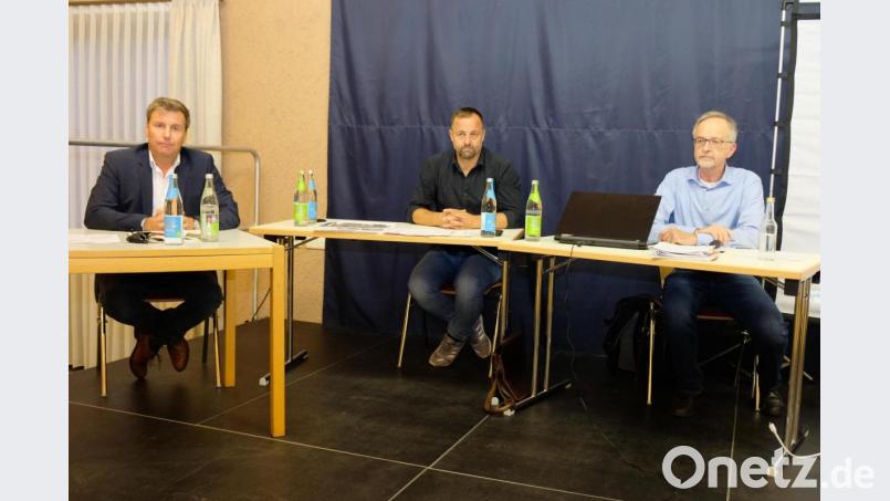 Stellungnahmen geben Ralf Meisberger (links) als Vertreter des Mobilfunkbauers und Joachim Weise von der Umweltmesstechnik Bayreuth (rechts) ab. Es moderiert Wolfgang Seitz (Bildmitte). Bild: do