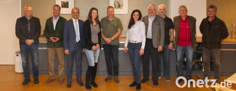 Qualitäts-Scout Jan Lippke (Fünfter von links) mit (von links) Forstbetriebsleiter Norbert Zintl, Naturpark-Vorsitzendem Eberhard Freiherr von Gemmingen-Hornberg, stellvertretendem Landrat Alfred Scheidler, Projektmanagerin Elisabeth Waldeck von der Steinwald-Allianz sowie Bürgermeisterin Margit Bayer, Bürgermeister Johannes Reger, Geschäftsleiter Thomas Weiß (Wiesau), Naturparkgeschäftsführer Ernst Tippmann und Bürgermeister Wolfgang Braun. Bild: njn