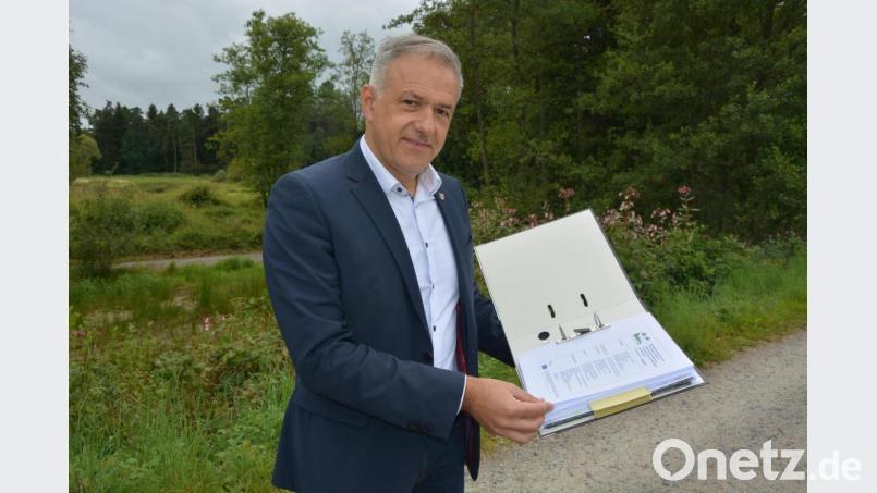 Einen großen Ordner füllt der erarbeitete Managementplan, den Landrat Roland Grillmeier Anfang August erhalten hat. Bild: jr