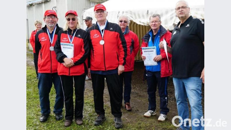 Die Kemnather Vitalsportler Otto Ackermann, Johann Wagner und Josef Wagner (vorne von links) wurden bei der Bayerischen Meisterschaft in Ingolstadt Vizemeister im Petanque-Triplette. Bild: jzk