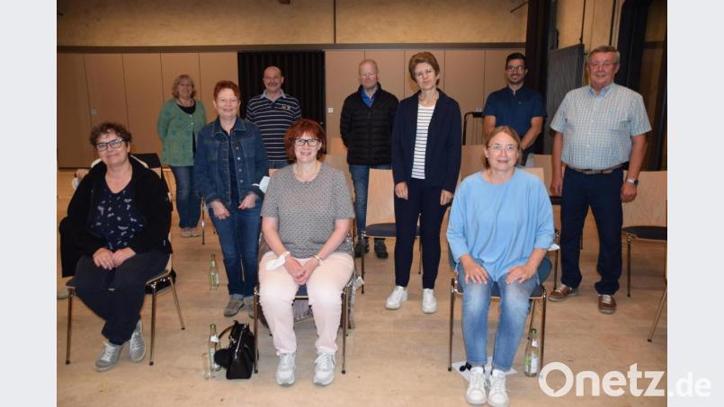 Nach den Neuwahlen im Tourismusverein Königstein: (von links9 Elke Kopp, Martina Kohler-Bühren, Martina Suttner, Herbert Renner, Christine Pesold, Marco Spieß, Geschäftsführerin Heidi Ziegler, Martina Pirner, Dritter Bürgermeister Christian Hirsch und Vorsitzender Hans Koch. Bild: wku