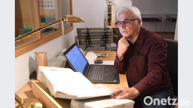 Familienforscher Alfred Kunz bei der Arbeit im Stadtarchiv Weiden. Bild: Gabi Schönberger