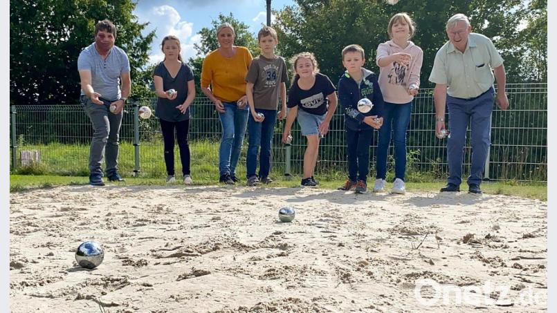 Bei einem herrlichen Ferientag spielte der CSU-Ortsverband mit Andreas Heinz (links), Birgit Böll (Dritte von links) und Reinhard Naber (rechts) spannende Boule-Partien mit den Ferienkindern. Bild: nza