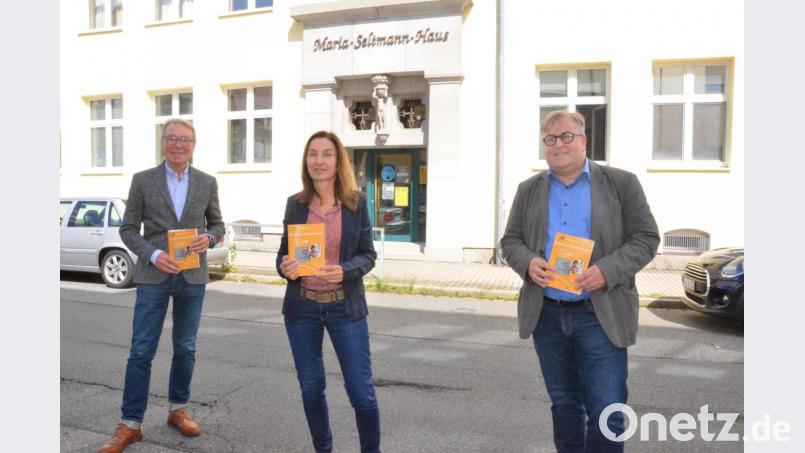 Das Maria-Seltmann-Haus stellt sein neues Programm vor mit (von links) Bürgermeister Reinhold Wildenauer, Leiterin Susanne Meichner und Sozialdezernent Wolfgang Hohlmeier. Bild: Kunz