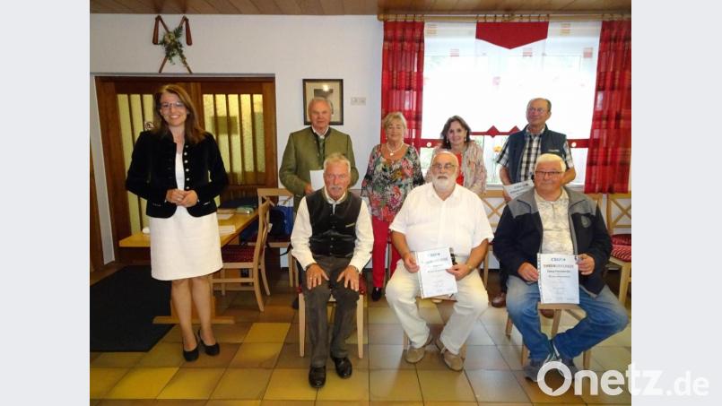 Für langjährige Treue zur CSU wurden etliche Mitglieder geehrt. Bild: hm