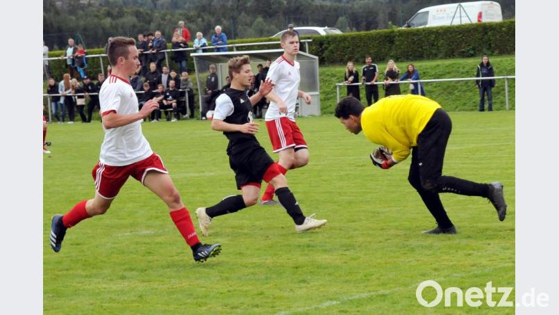 Der TSV Konnersreuth gewann am vergangenen Sonntag gegen die SpVgg Wiesau mit 1:0. Hier fängt SpVgg-Torwart Flavio de Sousa Batista den Ball vor Jonas Baumgärtner (schwarzes Trikot) ab. Mit im Bild die Wiesauer Tim Bächer (links) und Fabian. An diesem Wochenende gehen beide Teams auf Reisen: Konnersreuth gastiert in Thiersheim, Wiesau in Weißenstadt. Bild: hho
