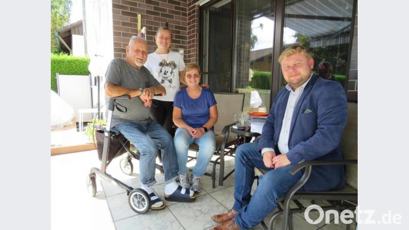 In entspannter Runde nahm Jerry (Gerald) Welsh (links) mit Tochter und Frau Sieglinde die Glückwünsche von Zweitem Bürgermeister Dominik Baschnagel entgegen. Bild: adj
