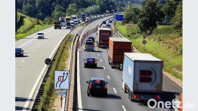 Zwischen Schwandorf-Mitte (Bild) und Schwandorf-Süd werden alle Fahrspuren auf eine Fahrbahn gelegt. Am Freitagmittag waren die Spuren Richtung Süden schon eingerichtet. Bild: Hösamer