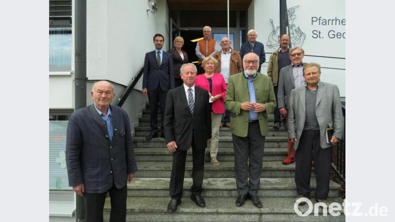Vorsitzender Georg Stahl (vorne, Zweiter von rechts) und der neue Vorstand der Senioren-Union, Kreisverband Neustadt/WN. Landtagsangeordneter Stephan Oetzinger (Mitte, links) gratulierte. Bild: adj