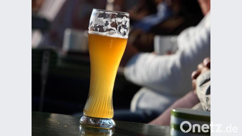 Ein Weißbier am Tisch brachte einen Gastronomen vor Gericht: Er soll einen Gast entgegen der Corona-Vorschriften bewirtet haben. Symbolbild: Karl-Josef Hildenbrand/dpa