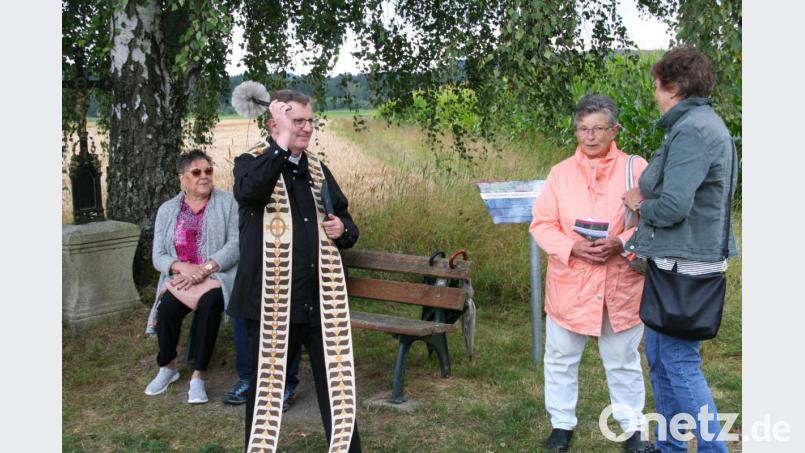 Stadtpfarrer Bernd Philipp segnete den Gemeinwohlweg in Waldershof. Bild: fpoz