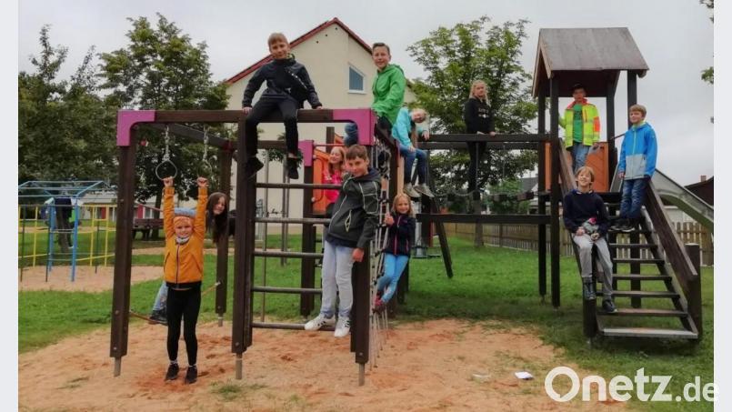 Am Kinderspielplatz in Schlammersdorf wurde eine kleine Pause eingelegt, damit sich die Mädchen und Buben nochmal richtig austoben konnten. Bild: wmi
