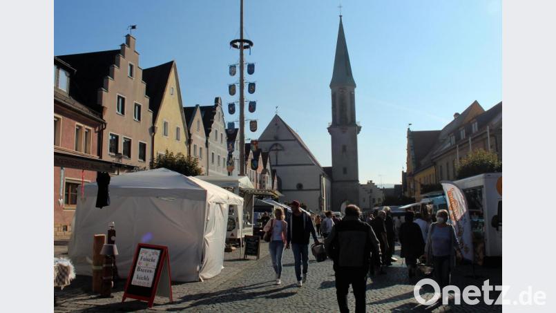 Gut angenommen wurde der Kemnather Wochenmarkt am Donnerstag auf dem Stadtplatz. Bild: stg