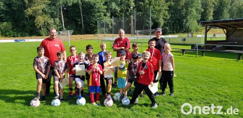 TSV-Vorstandsmitglied Mario Rabenbauer sowie die beiden Jugendtrainer Winfried Neubauer und Thomas Schmerbeck (von links) hatten für die Kinder sechs Stationen aufgebaut. Bild: Toni Neubauerexb