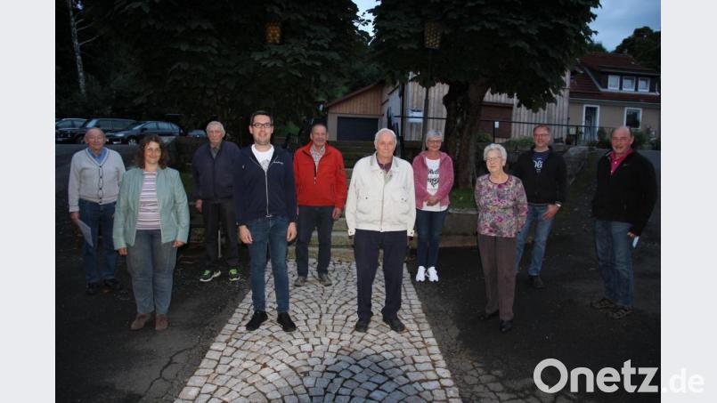 Das neu gewählte Vorstandsteam des OWV Altglashütte mit (vorne, von links) Evi Schuller, Michael Träger, Walter Frank, Ottilie Frank und Engelbert Träger sowie (hinten, von links) Theo Dittmann, Willi Weig, Josef Frank, Kerstin Meier und Matthias Härtl. Bild: kro