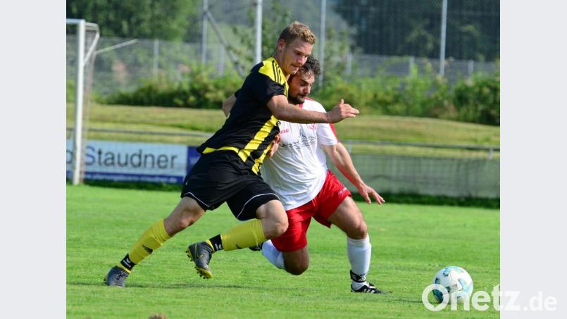 Der TV Nabburg mit Philipp Schlosser (rechts) ist beim SV Altenschwand zum Siegen verpflichtet, und auch die Sportfreunde aus Weidenthal (im Bild Johannes Irlbacher) müssen sich daheim gegen Rötz steigern. Bild: ham