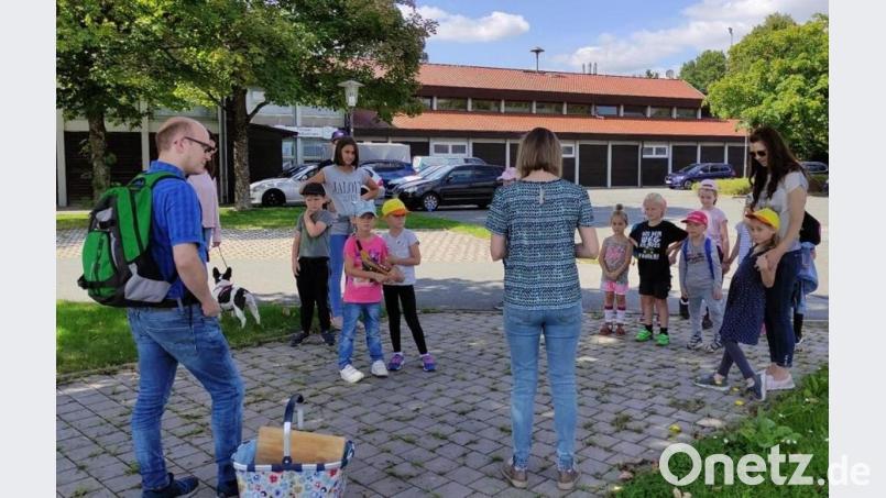 Flosser Kinder sind im Ferienprogramm der Kräuterhexe auf der Spur. Bild: le