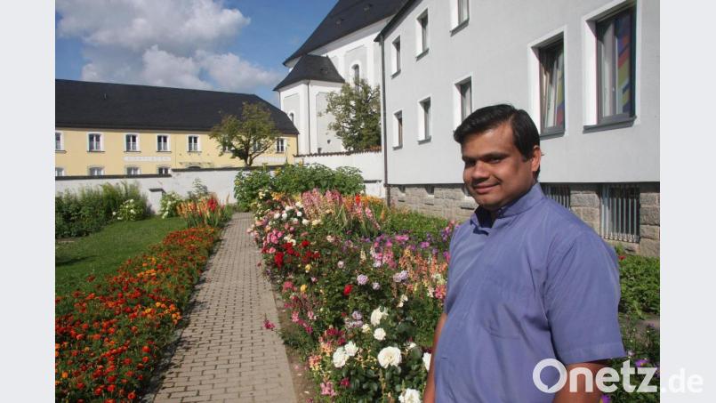 Der Klostergarten in Fuchsmühl ist das Reich von Pater Martin. Der Vinzentinergeistliche stammt aus dem Bundesstaat Kerala in Südwestindien. Bild: wro